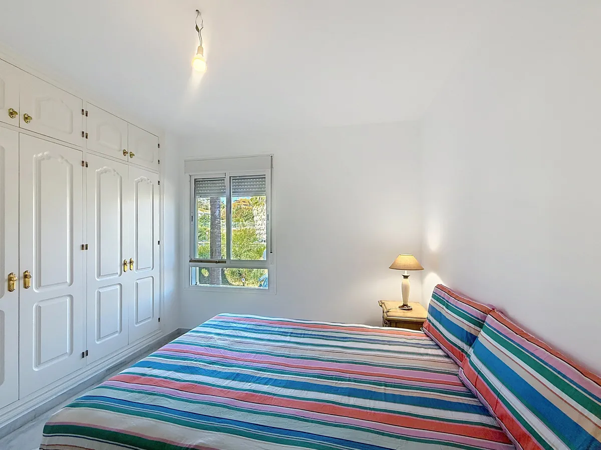 979f6ff7-51f6-40f2-80df-29e2621c3f80