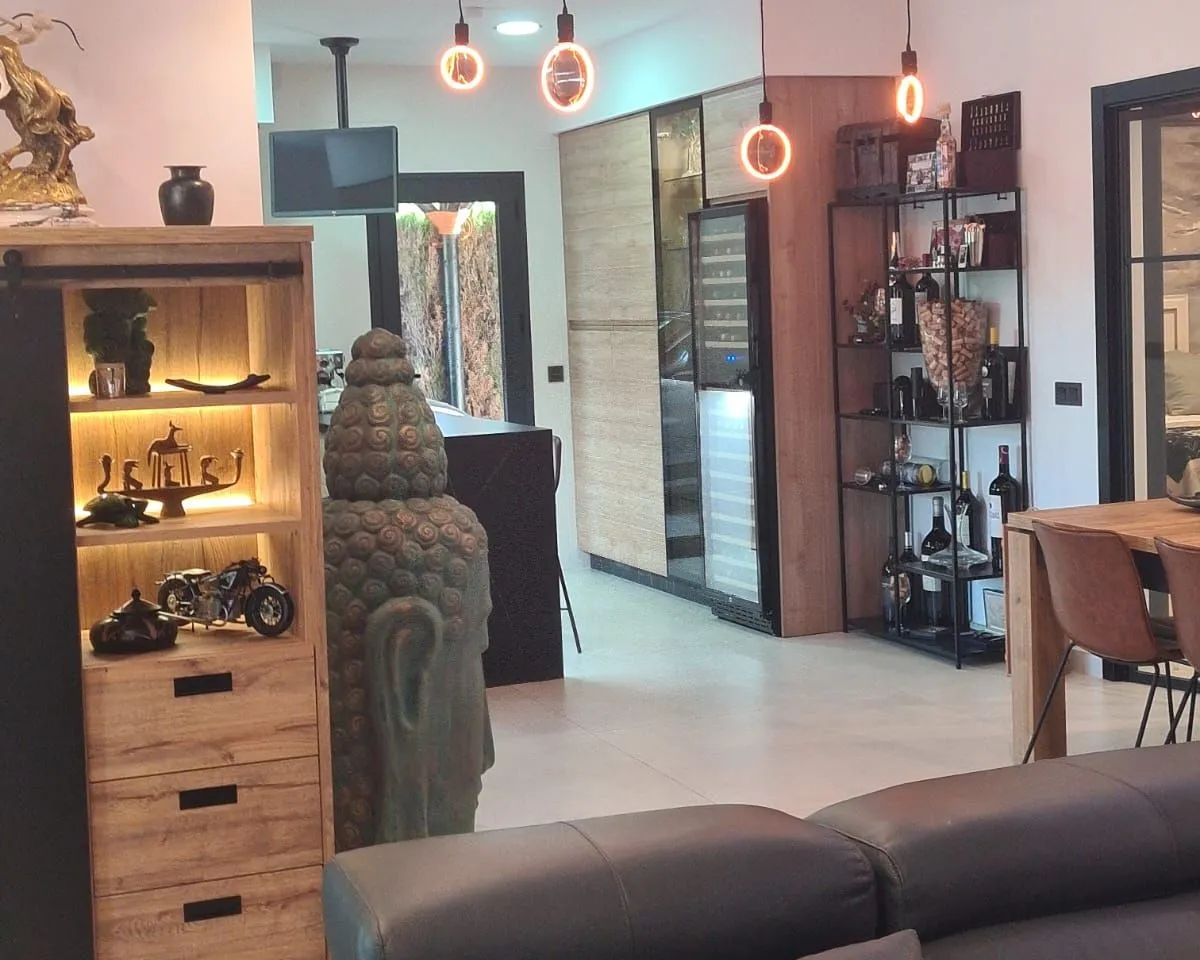 f256e18b-7fd1-49f9-baf5-9e1b3f065313