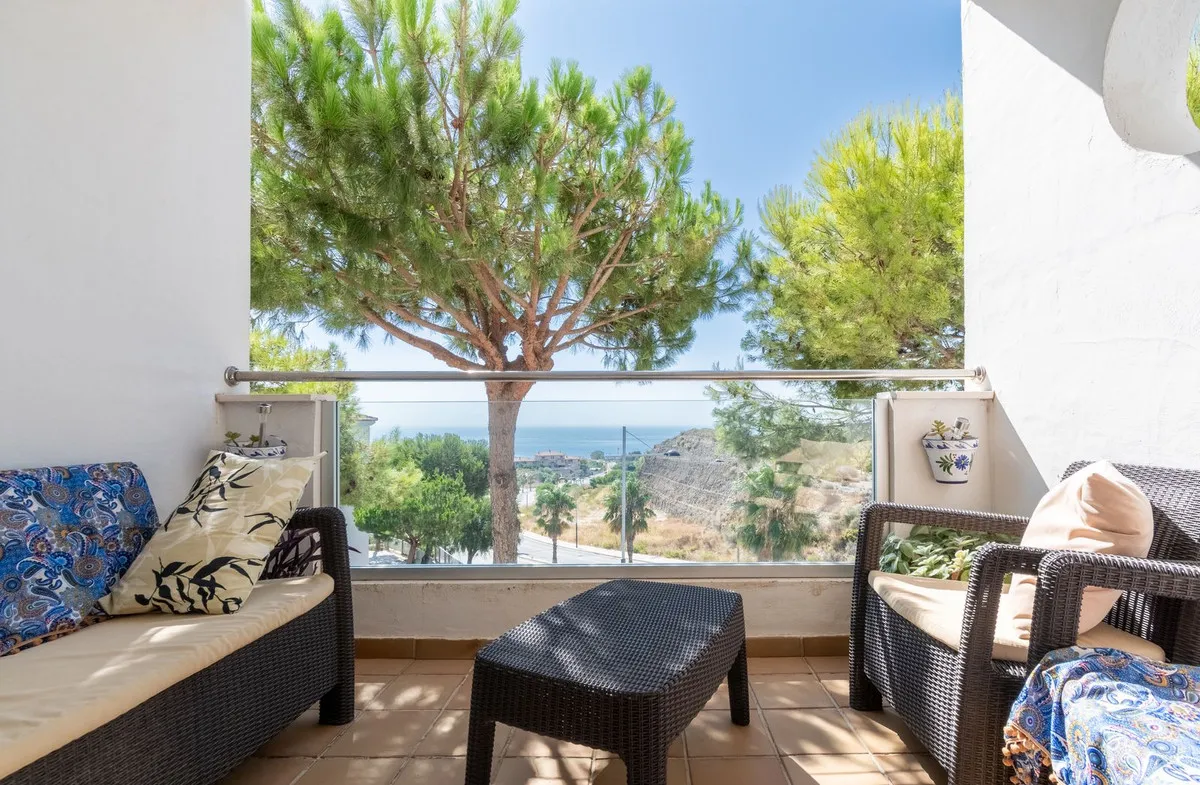 Stylish Apartment with Sea Views & Terraces in La Duquesa