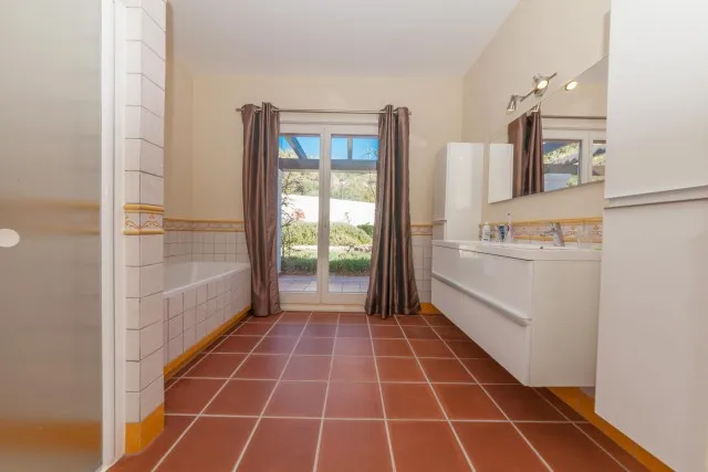 f0303a78-5f24-42a1-9059-dbd5f6125d92