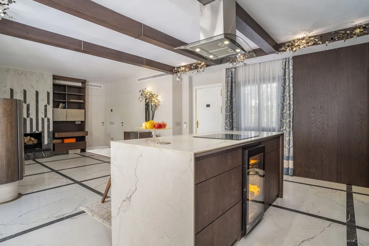 c7b27037-a957-4b3d-982d-333419ee6b83