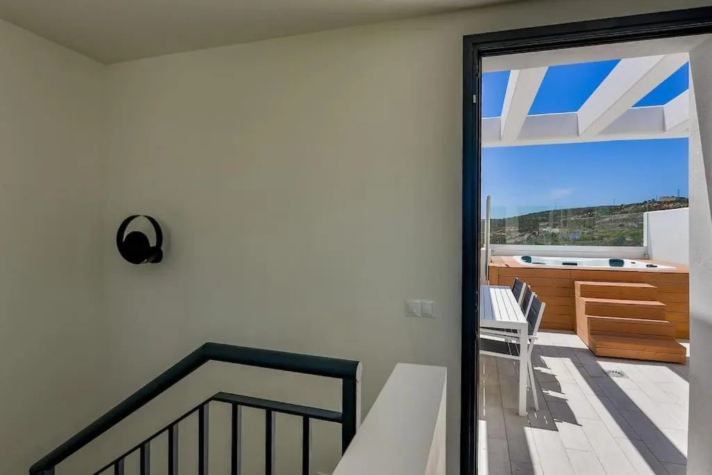 8e82f970-6c8b-454e-8f8c-e96a7b53e3fe