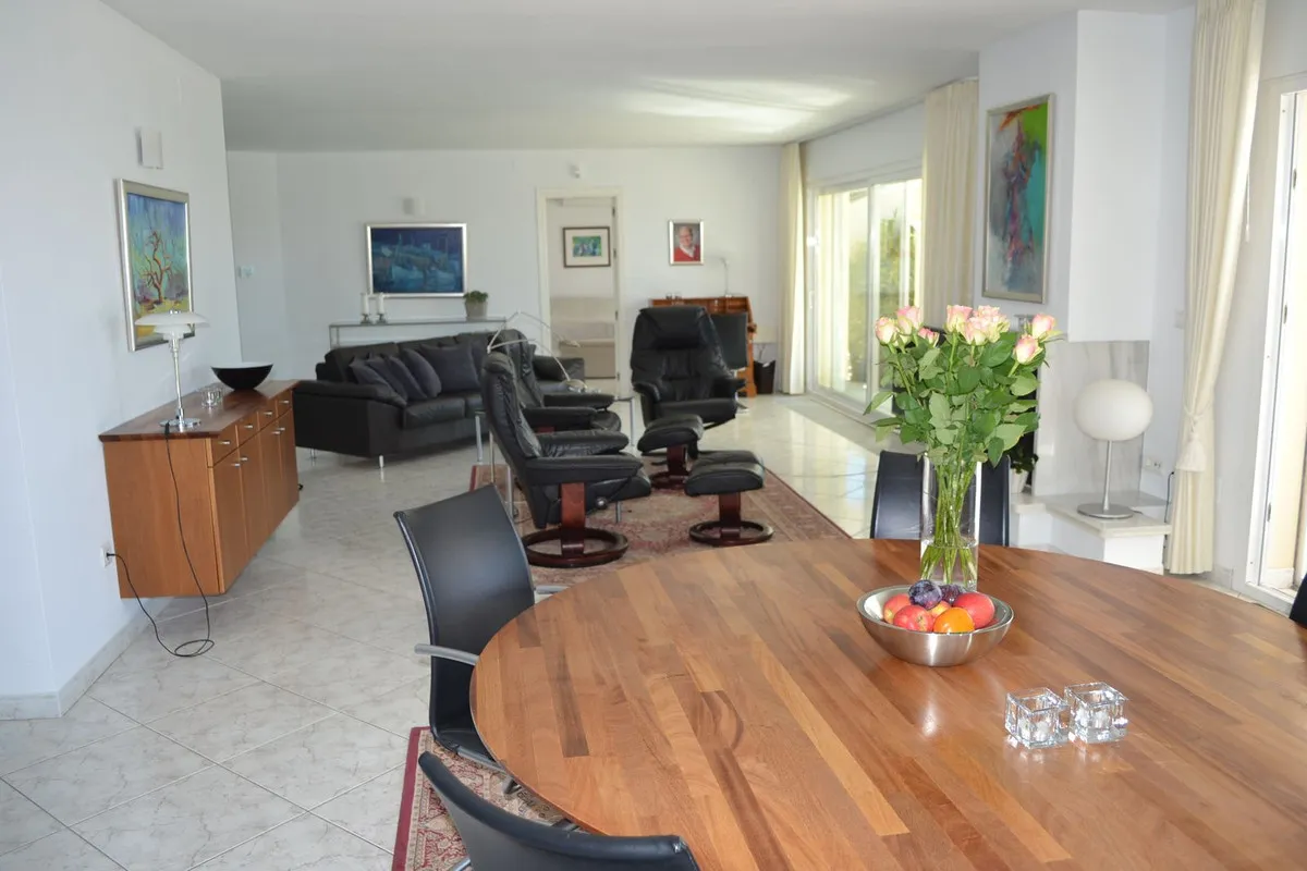 c0b78550-274a-4b94-89a0-e8384c9ffc83