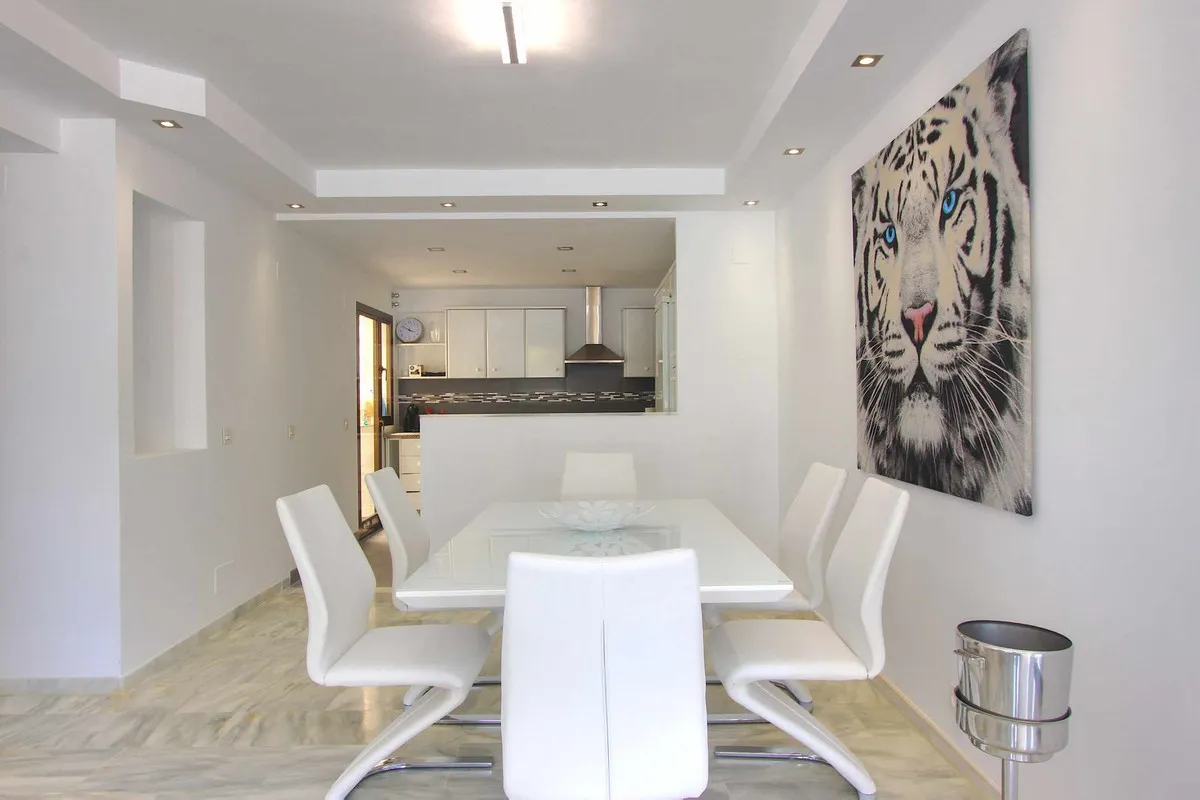 ba7409ce-d1b0-4f3c-8aaf-c2e61f2a66a0