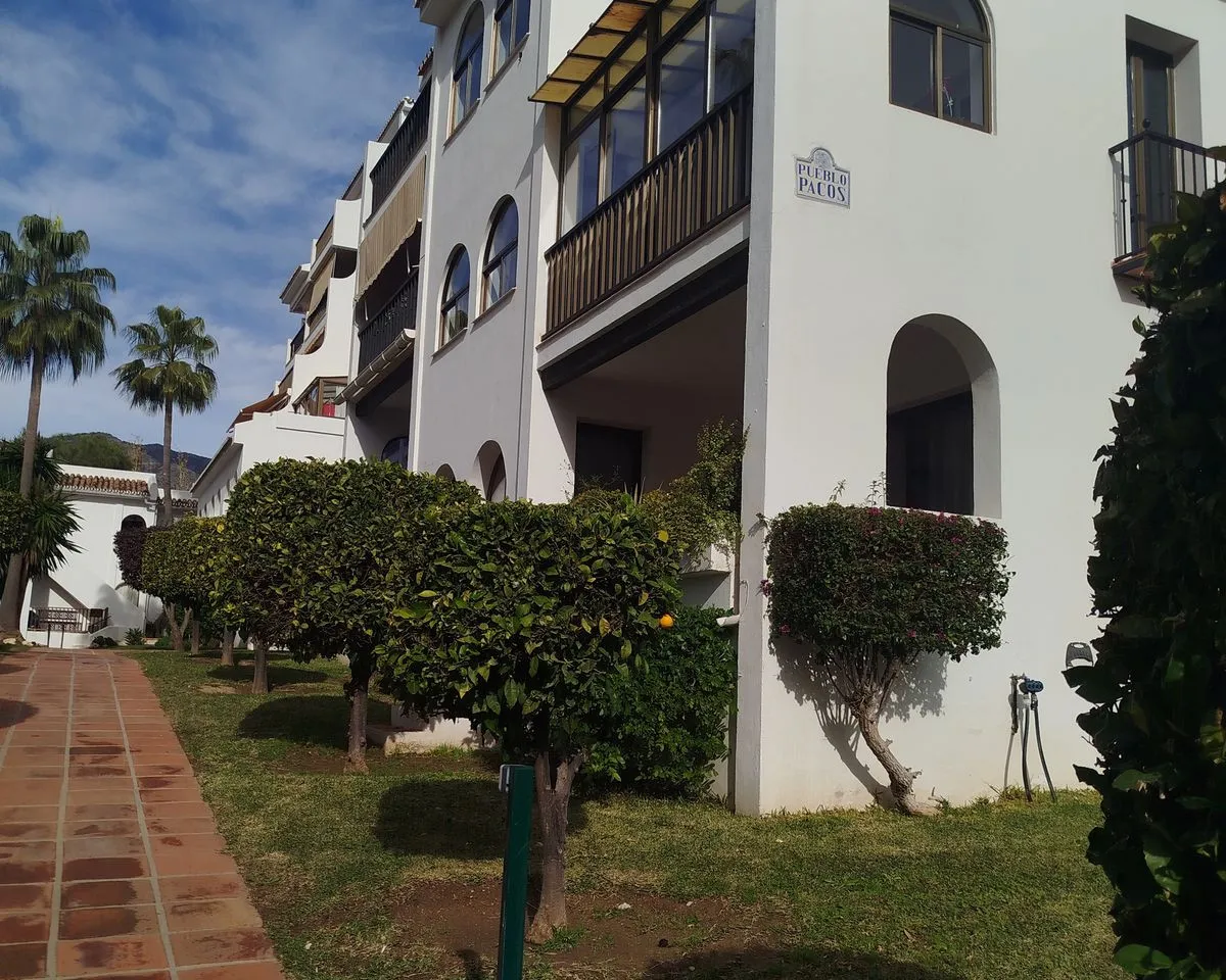 Modern 1-Bedroom Apartment with Terrace in Los Pacos