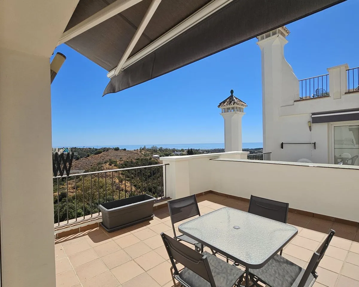 Sunny Top-Floor Apartment with Terrace in Estepona