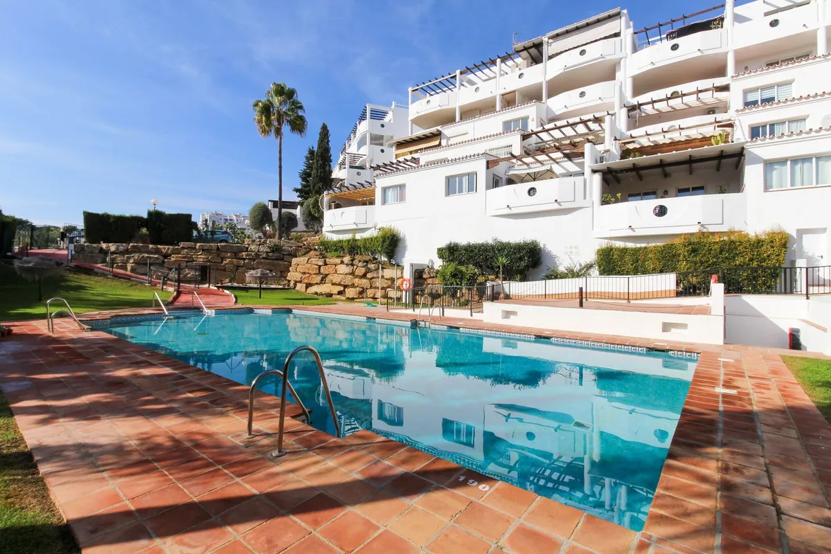 Sunny 2BR Golfside Corner Apartment, Riviera del Sol