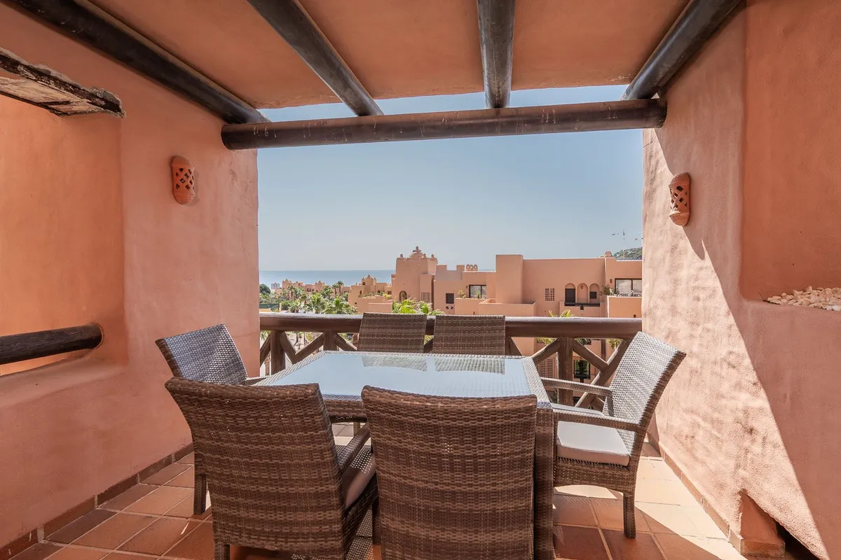 Elegant Sea View 2-Bedroom Apartment near La Duquesa Port