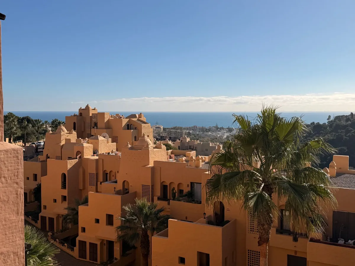 Sunny 2-Bedroom Apartment with Stunning Sea Views