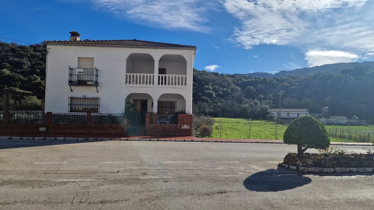 Spacious 5-Bedroom Ronda Retreat with Scenic Land