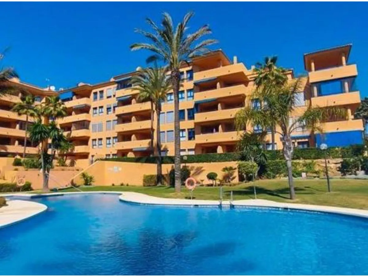 Coastal Retreat: Aldea Beach Apartment near Duquesa Marina