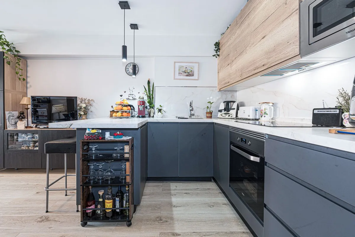 577b69a2-241f-40c9-9a1e-9e9349614849