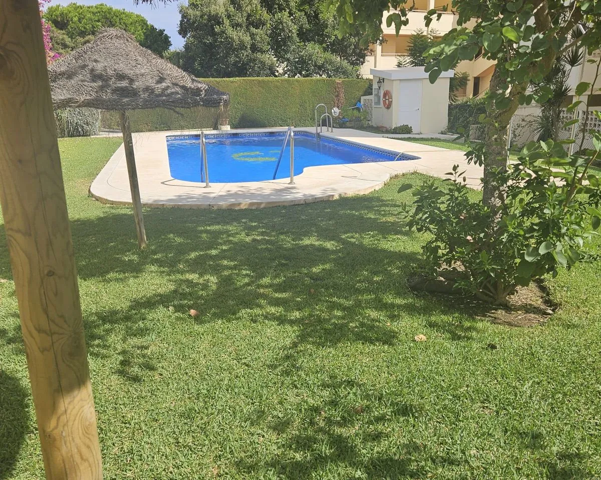 Bright Corner Apartment with Sea Views in Calahonda