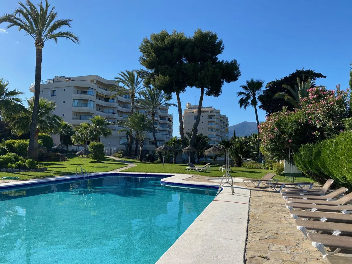 Modern 2-Bed Apartment in Prestigious Atalaya Golf Area