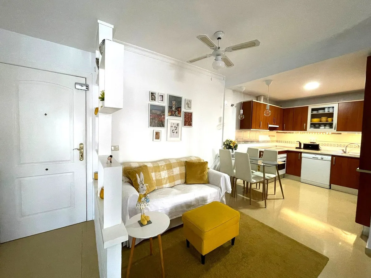 Ocean Breeze Apartment: 3BR Gem in Sabinillas