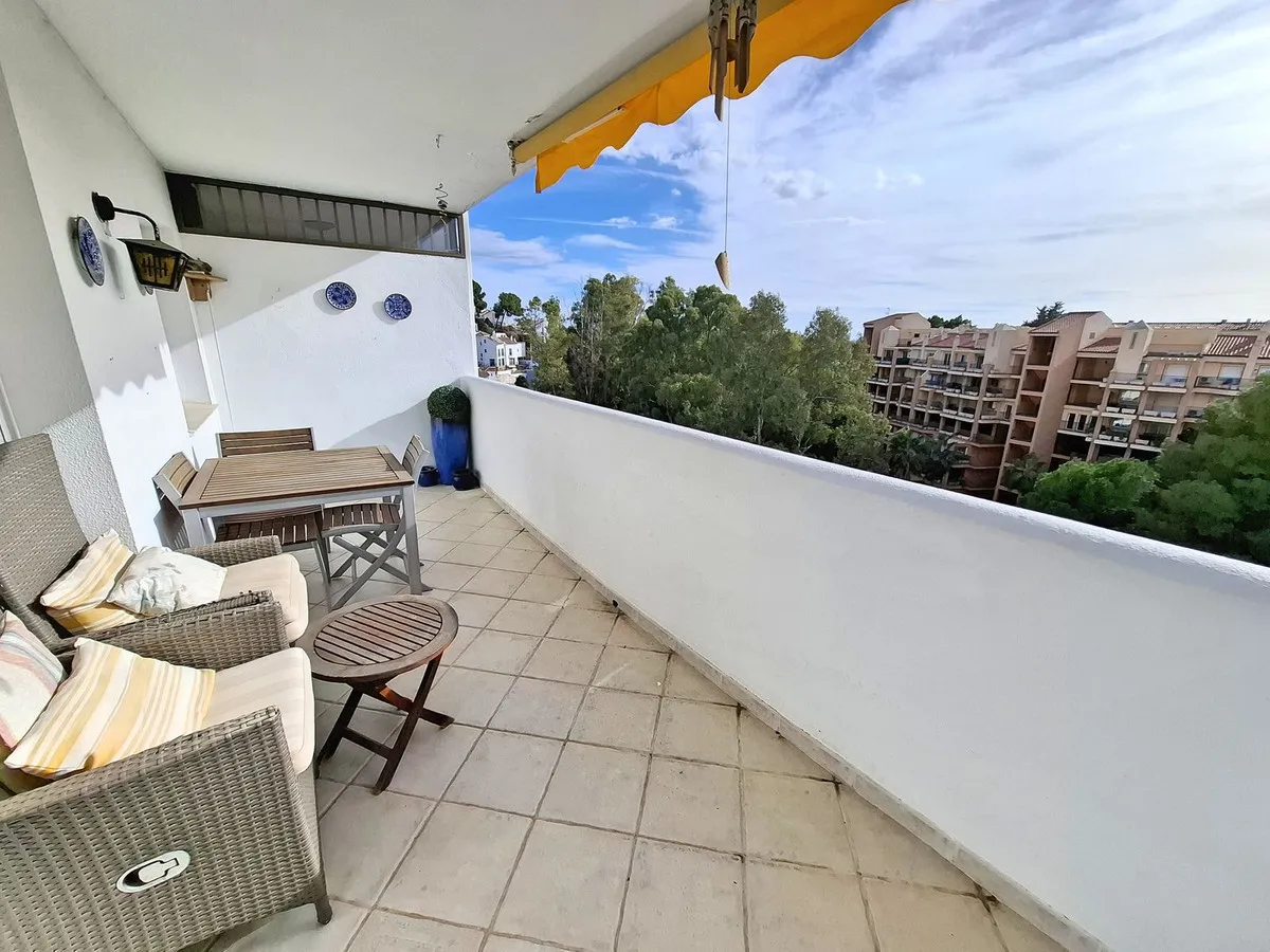 Sunny 2-Bed Apartment with Pool & Beach Proximity