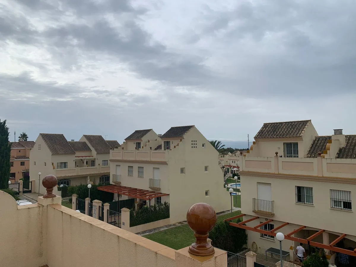 Elegant 4-Bed Townhouse in La Duquesa Golf