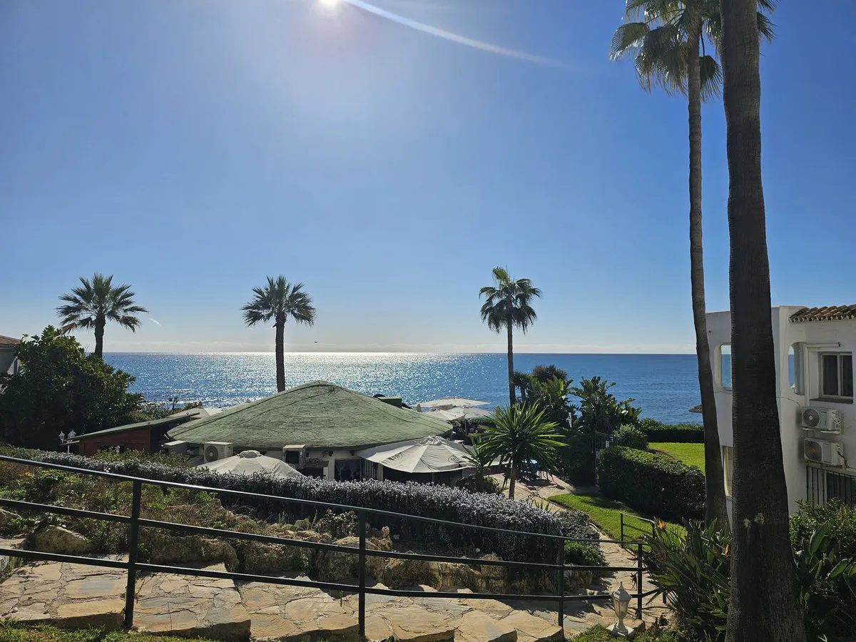 Coastal Retreat: Riviera del Sol Apartment