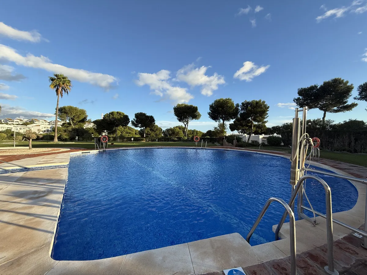 12b902f9-bf25-46d3-afcd-6148988d66f9