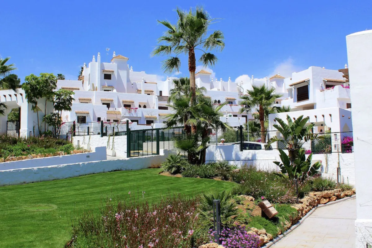 Luxurious Garden Apartment in Prime Costa del Sol Locale