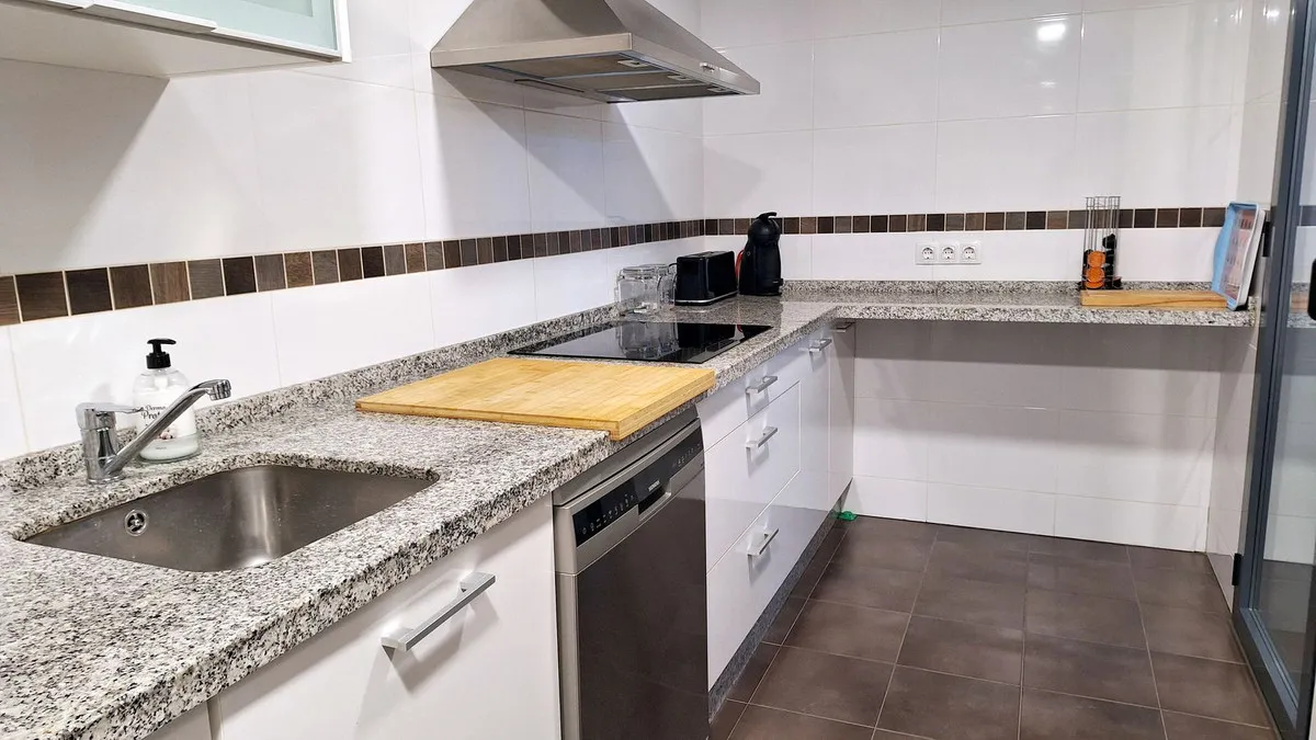 6ead9972-79d5-476c-8168-648b2d0e49ef