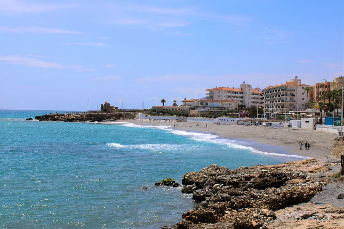 Bright Apartment Near Playa Torrecilla, Nerja