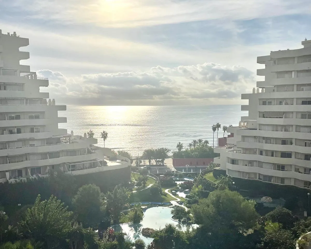 Seaside Serenity: Benalbeach Gem with Tourist License