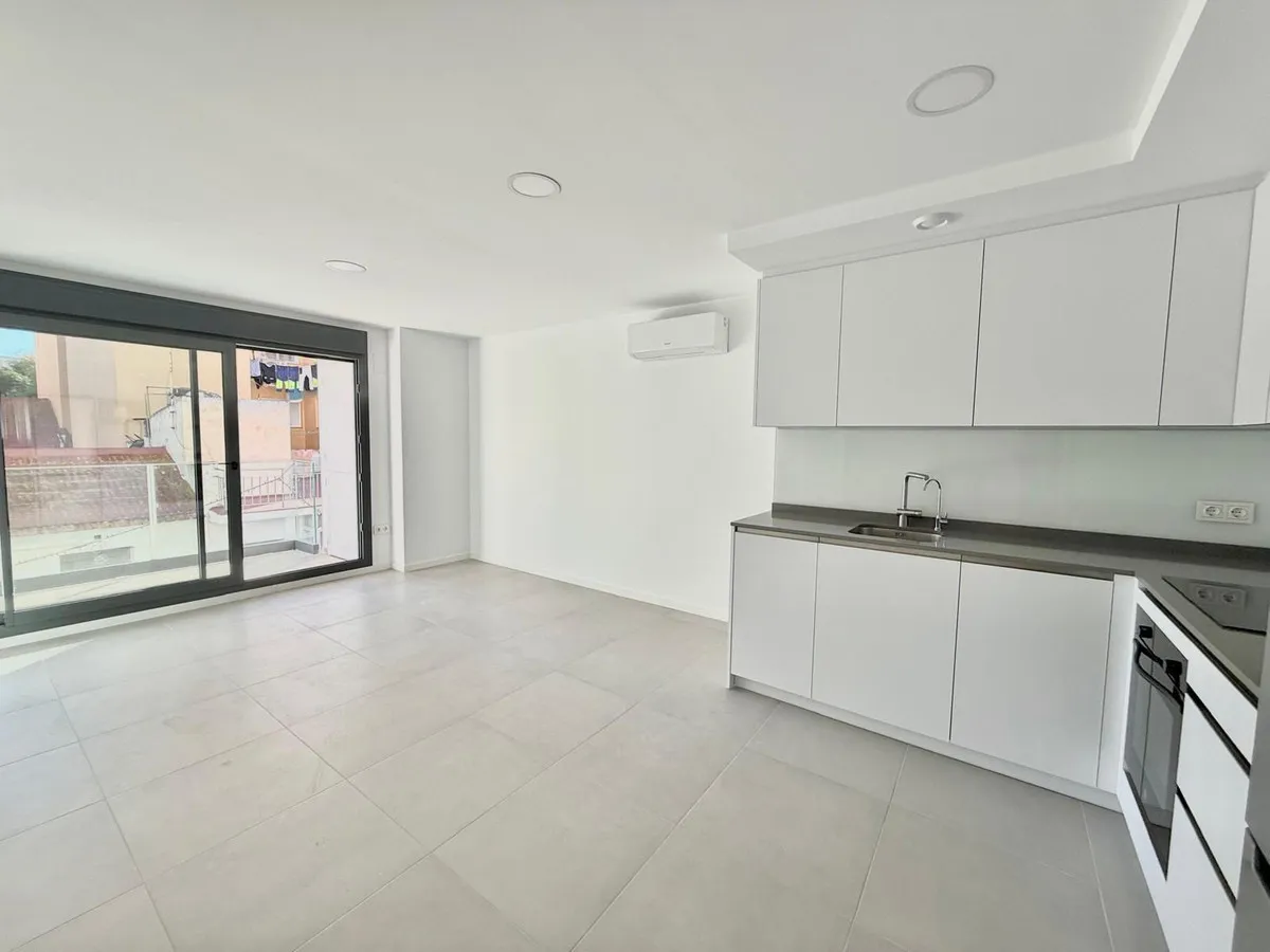 Modern 2-Bedroom Apartment Near Constitution Square