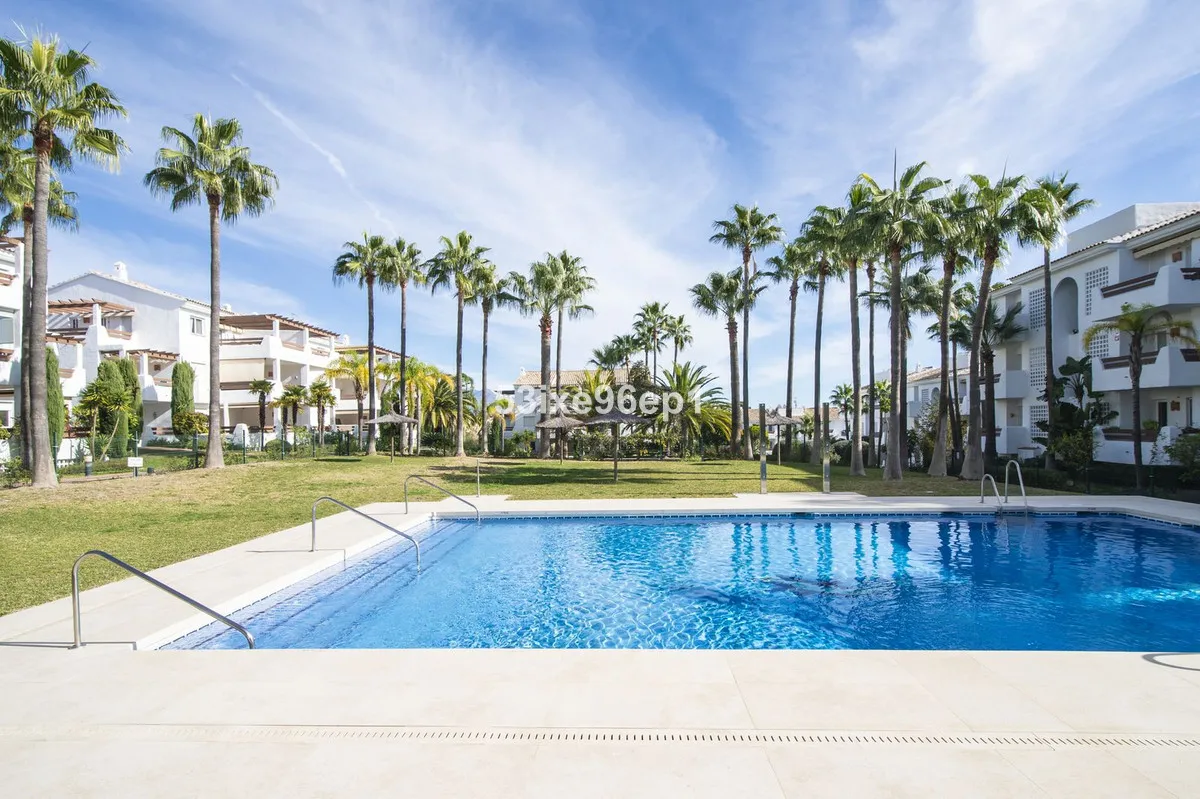 Elegant South-Facing Apartment in Selwo, Costa del Sol