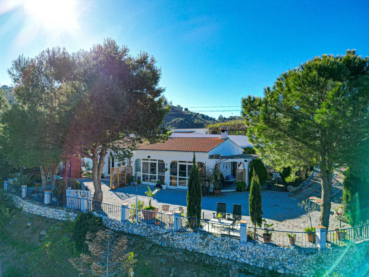 Charming Country House with Detached Apartment and Scenic Views