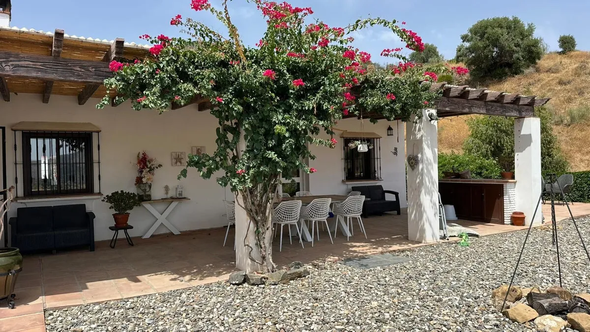 Charming Álora Villa: Perfect Living and Investment Opportunity