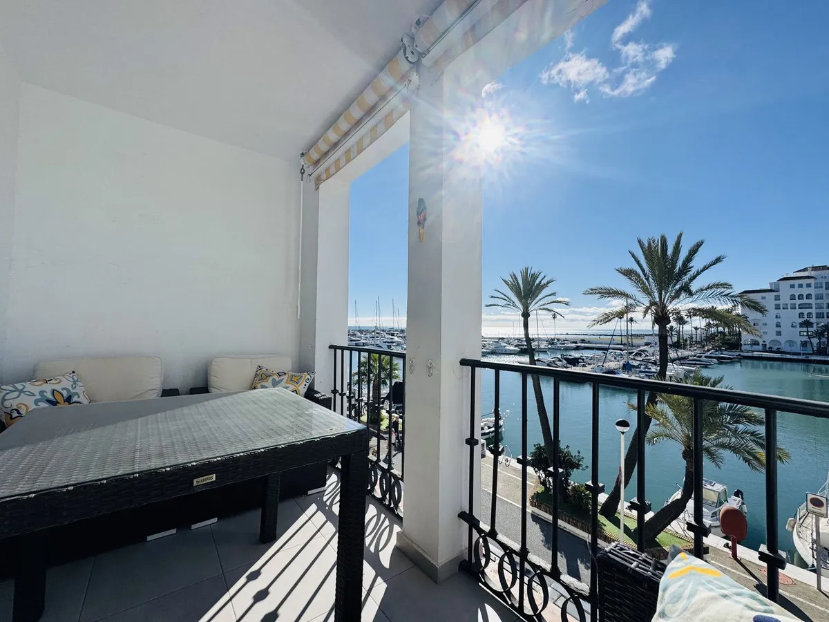 Luxurious Frontline Marina Apartment, Duquesa