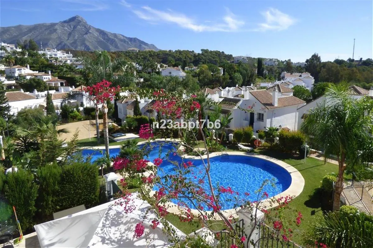 Versatile 2-Bedroom Garden Apartment in Nueva Andalucía