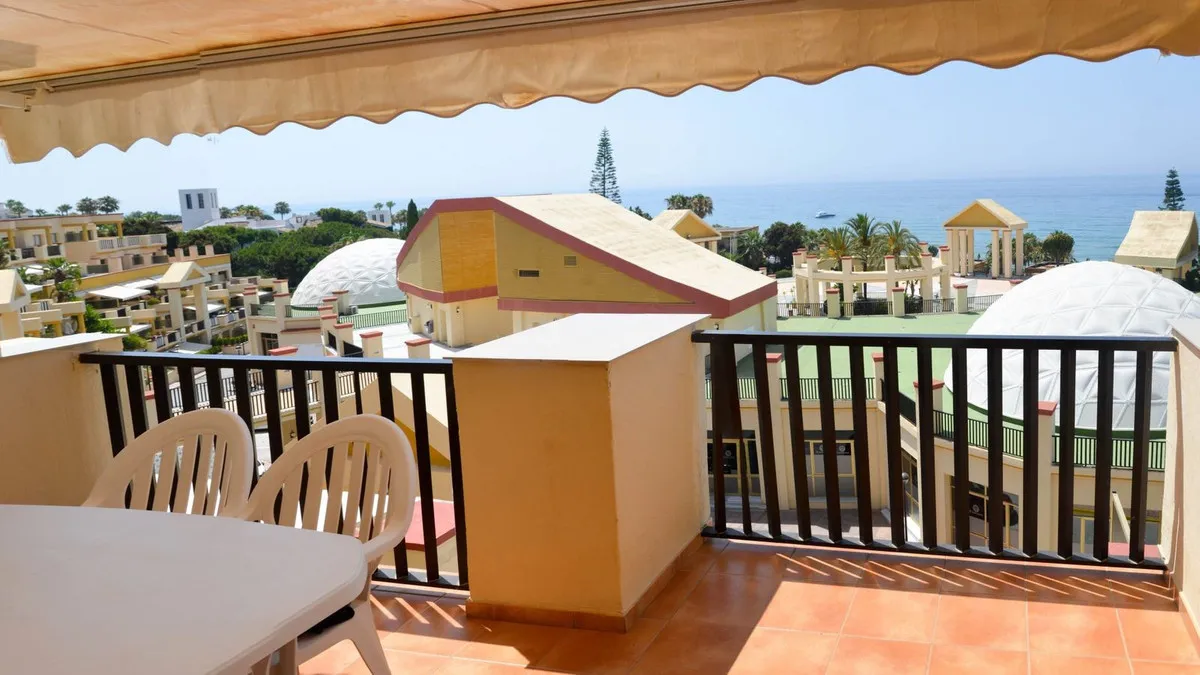 Seaside Serenity: Top Floor Elviria Apartment