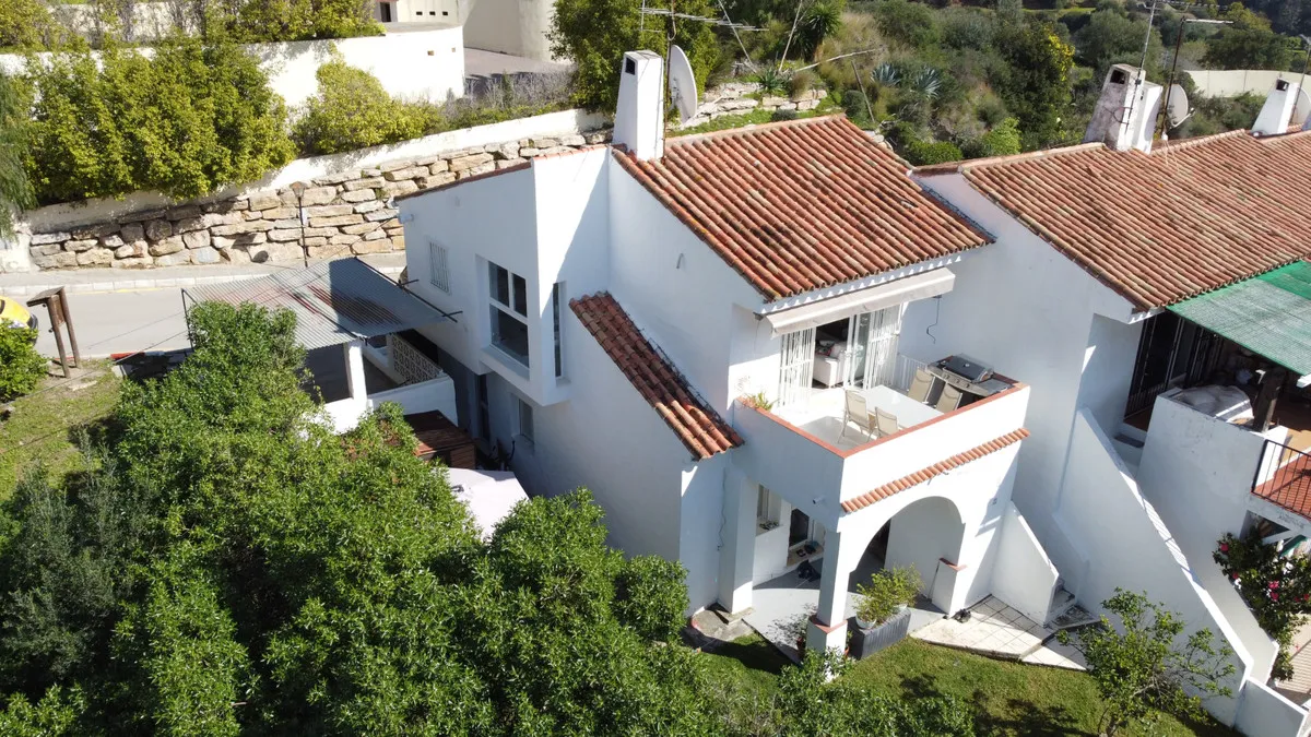 b8e40db5-12b5-4c9c-8920-3126a822835f