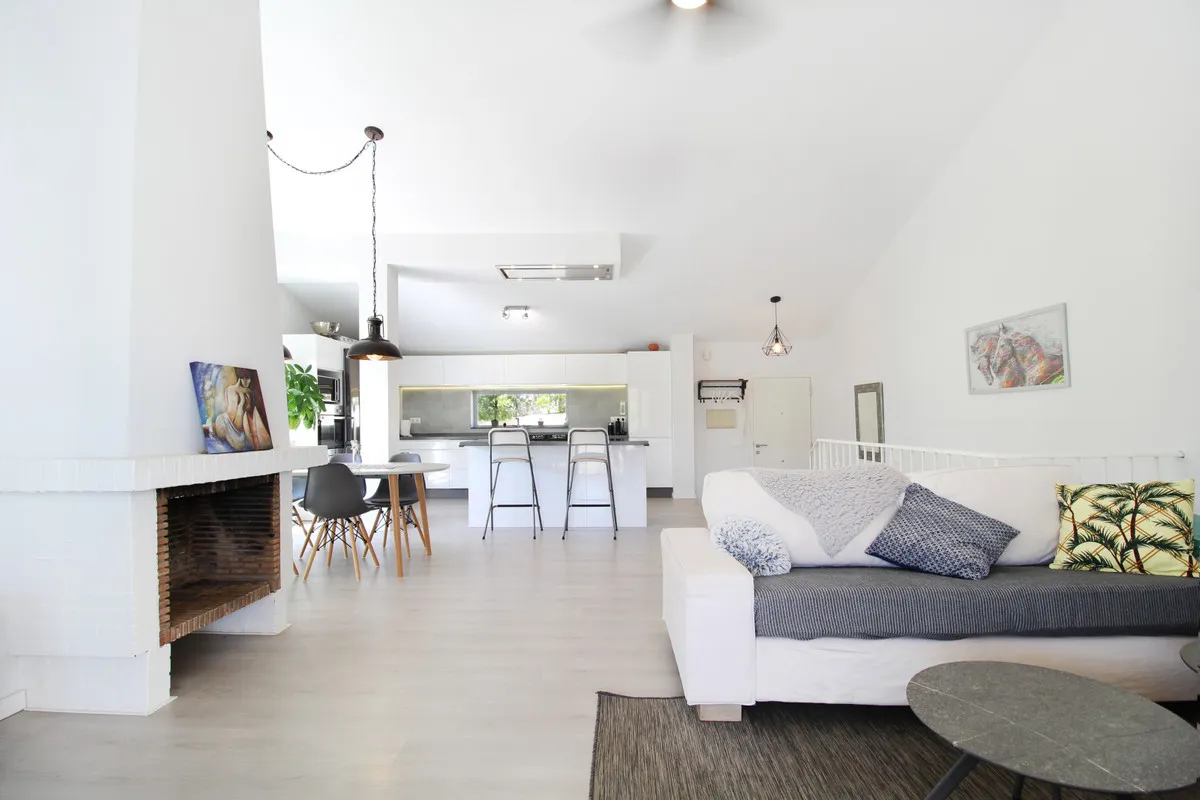 dd208977-39e9-4dbe-8583-9cfae3ab2835