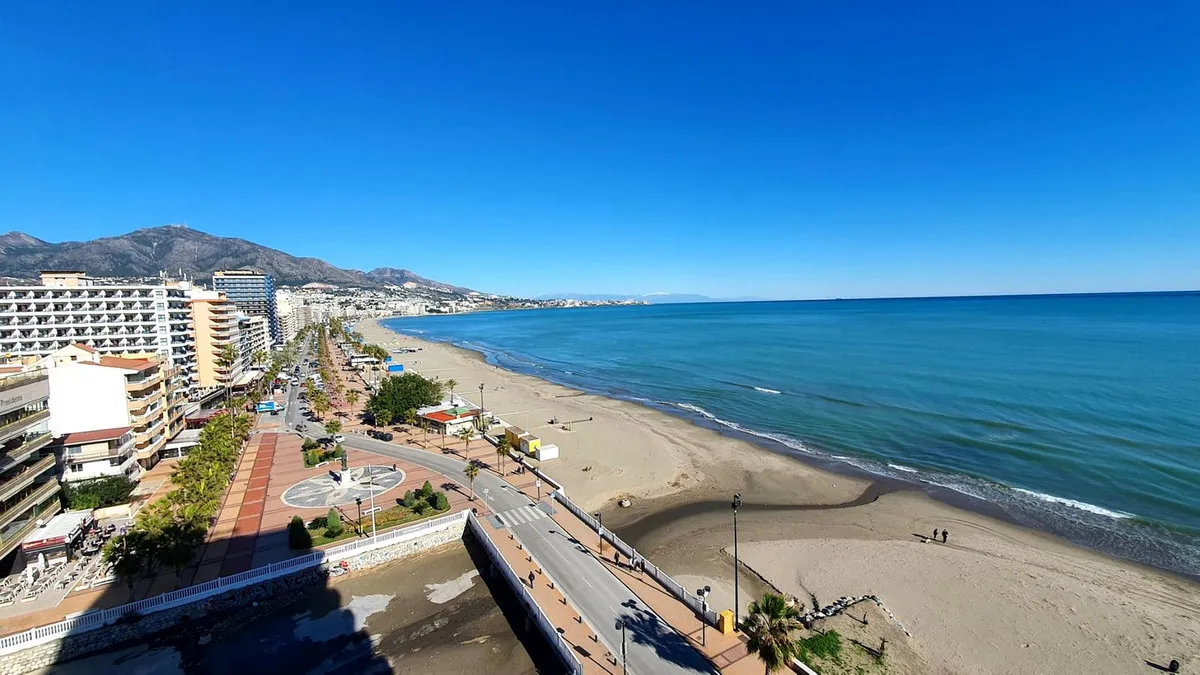 Stunning Beachfront 2BR Apartment with Panoramic Views