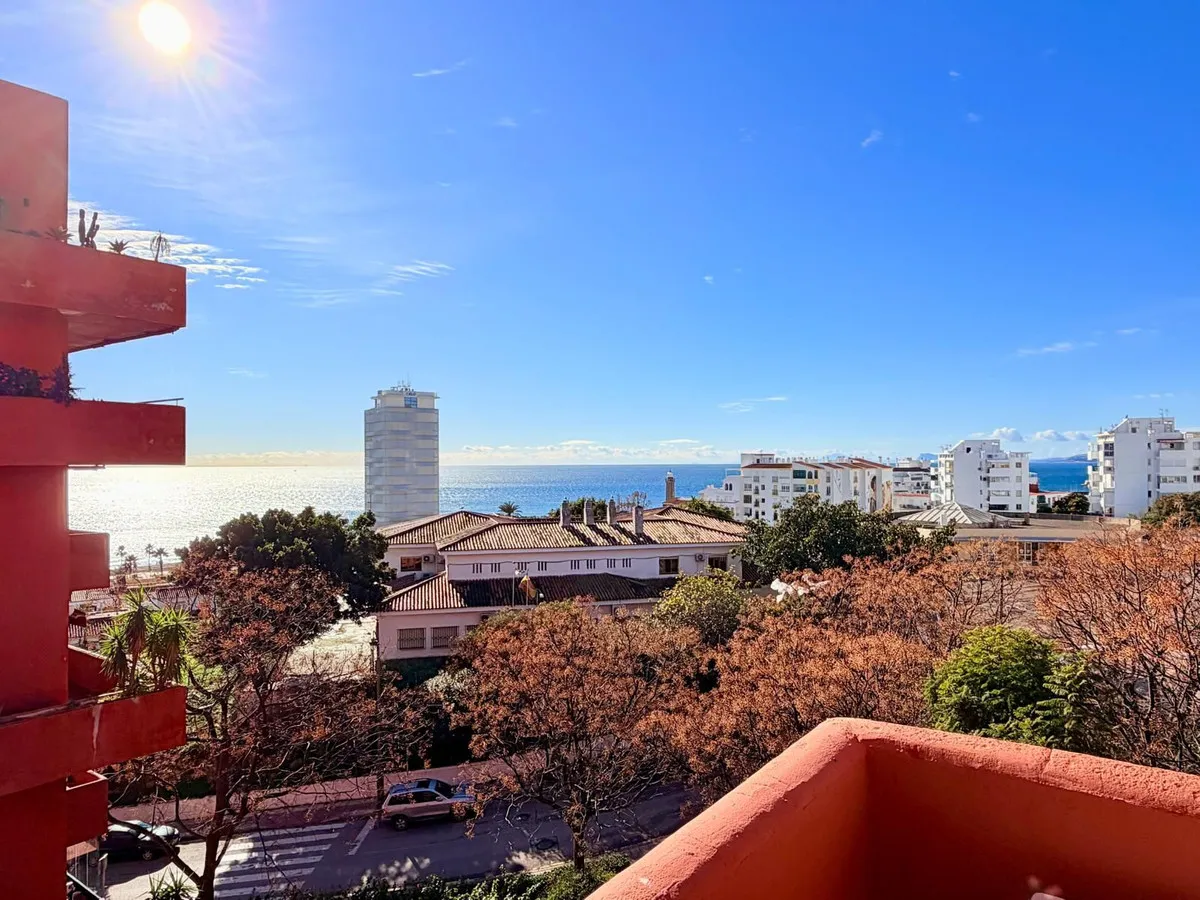 Estepona Beachside Retreat: Modern 2-Bedroom Apartment