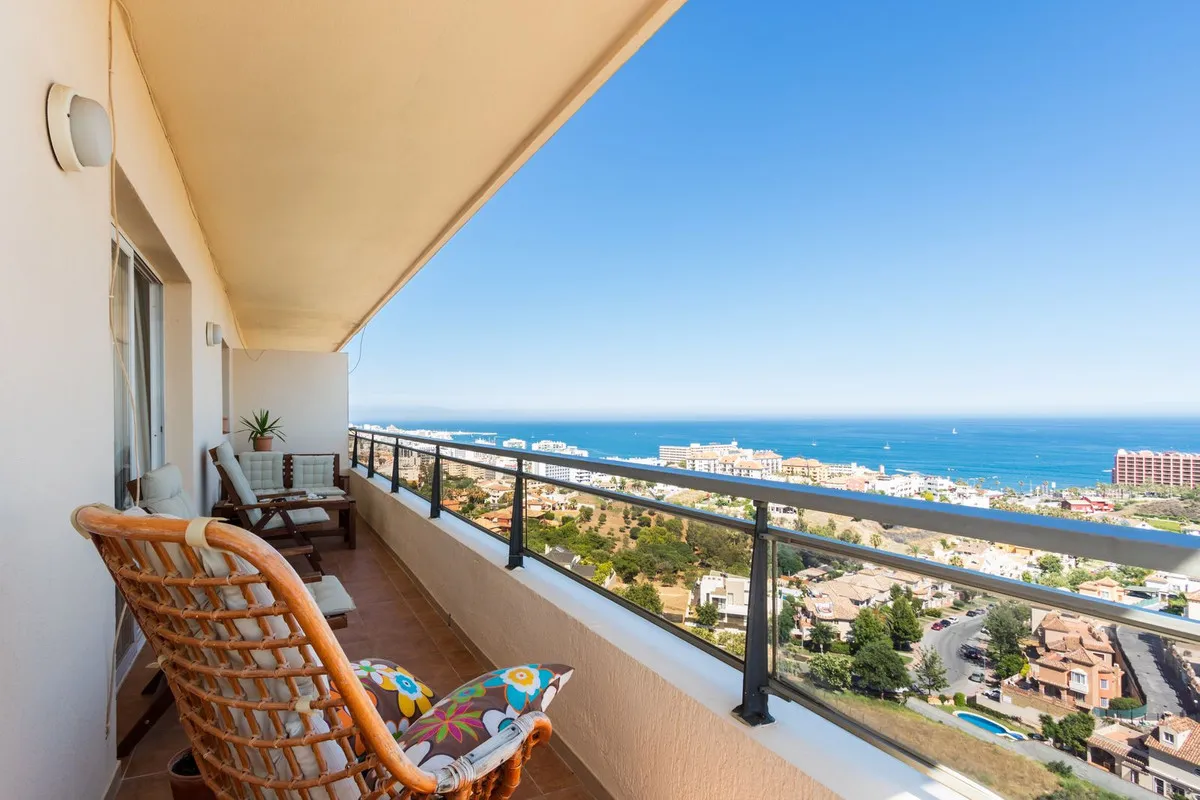 Panoramic View Corner Apartment in Torrequebrada