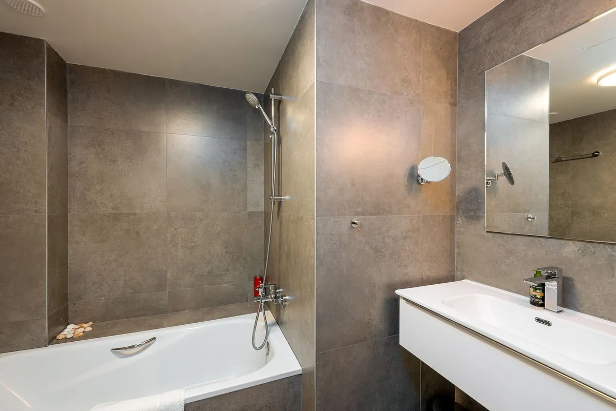 ea5ccd9d-2272-4bf1-8f57-de05425acf49