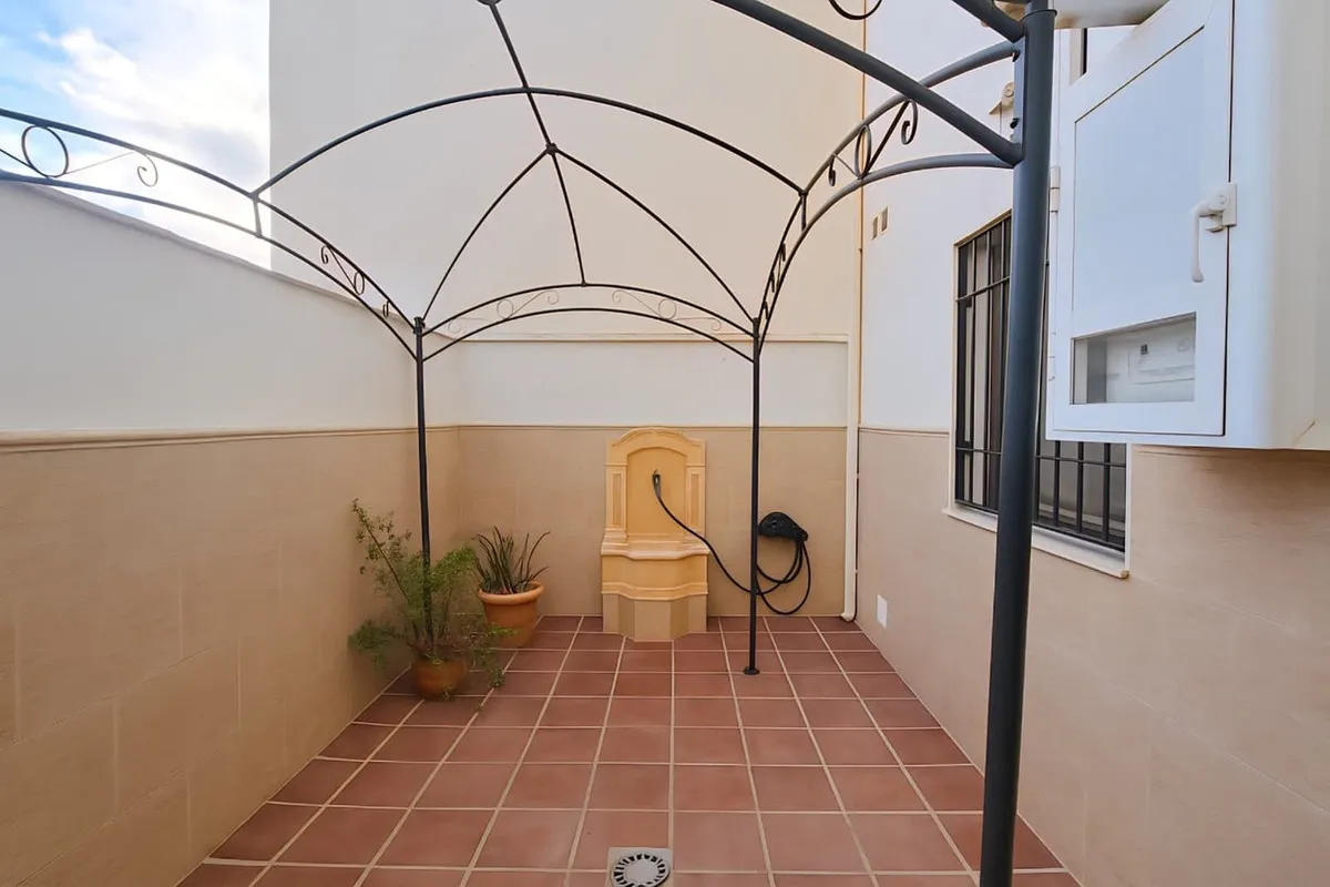 1ff2e18b-43bb-443c-ac32-6918f93b8328