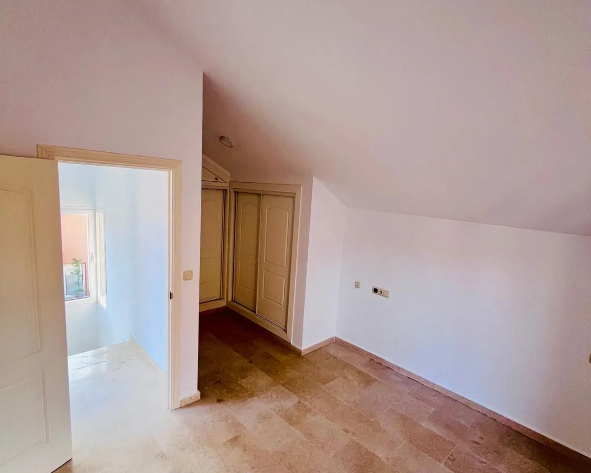 b8e39c8e-05e8-43ba-a8a1-2449b0f92e02