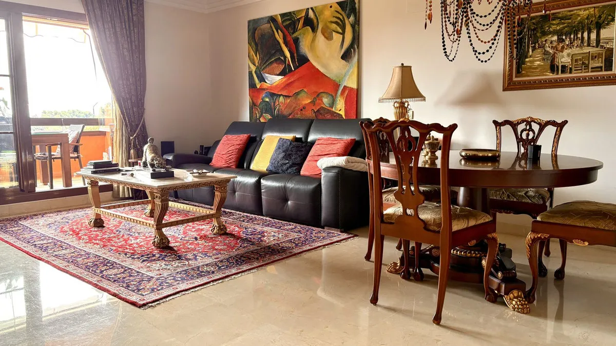 Luxurious Golf-Front Apartment in Benahavís