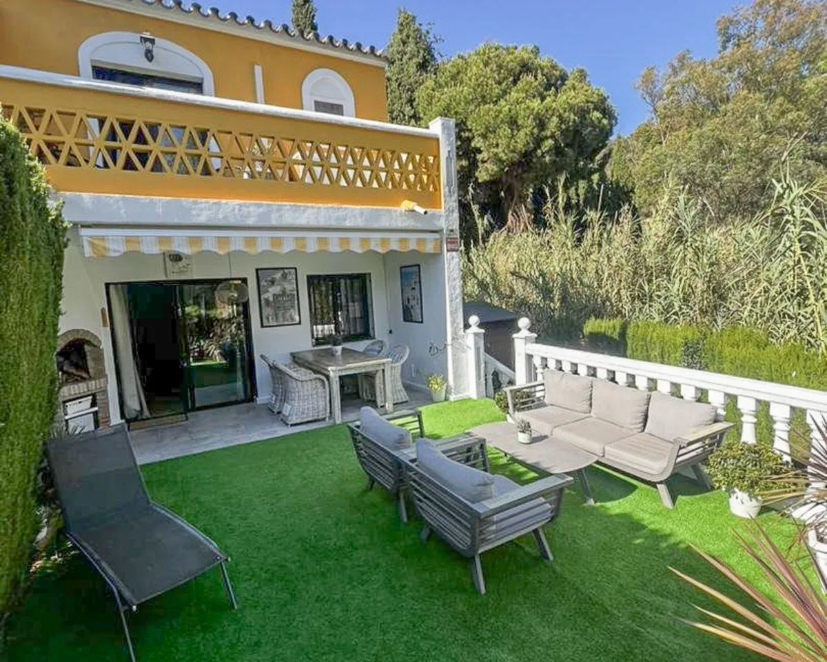 Charming Calahonda Townhouse with Garden and Solarium