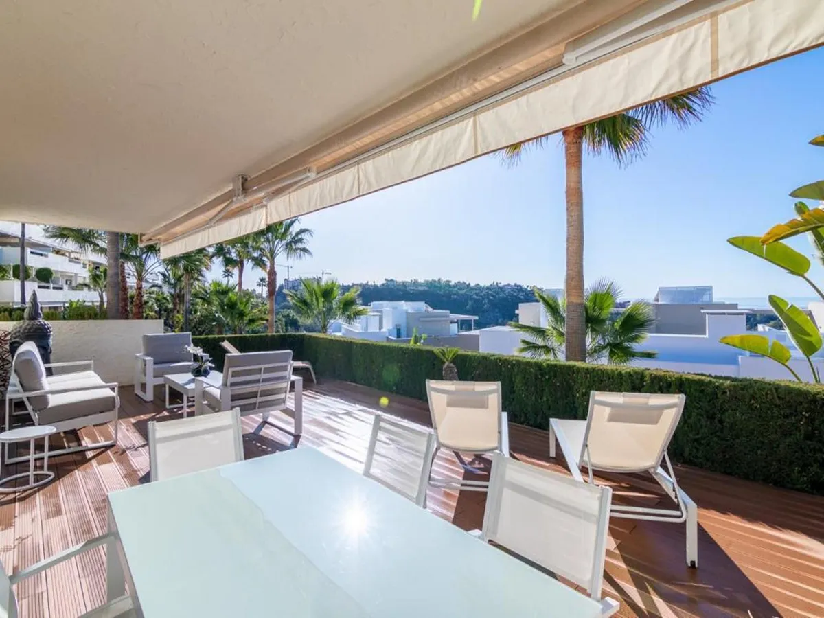 Luxurious South-Facing 3-Bedroom Garden Apartment with Views