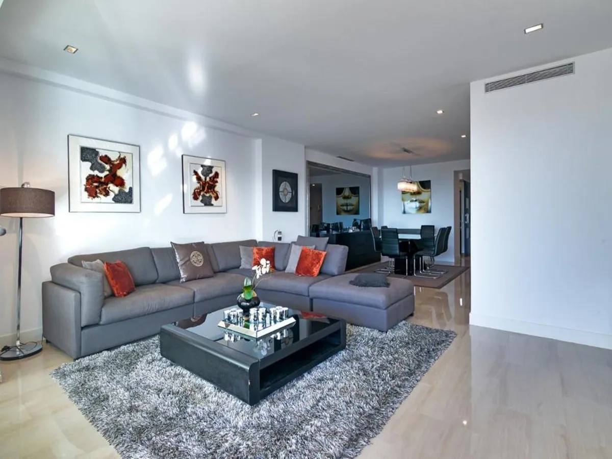 7ae25880-97d4-49b3-a846-b596d3d84963