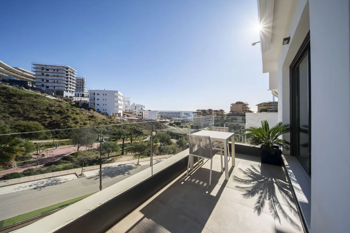 ac303700-c323-4729-8033-8e9eb693e2de