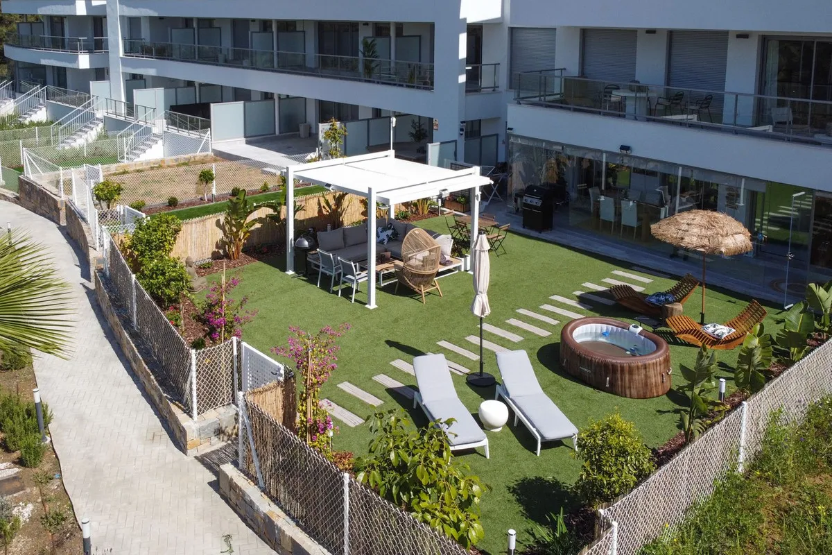 Luxury 3-Bed Apartment with Garden Oasis