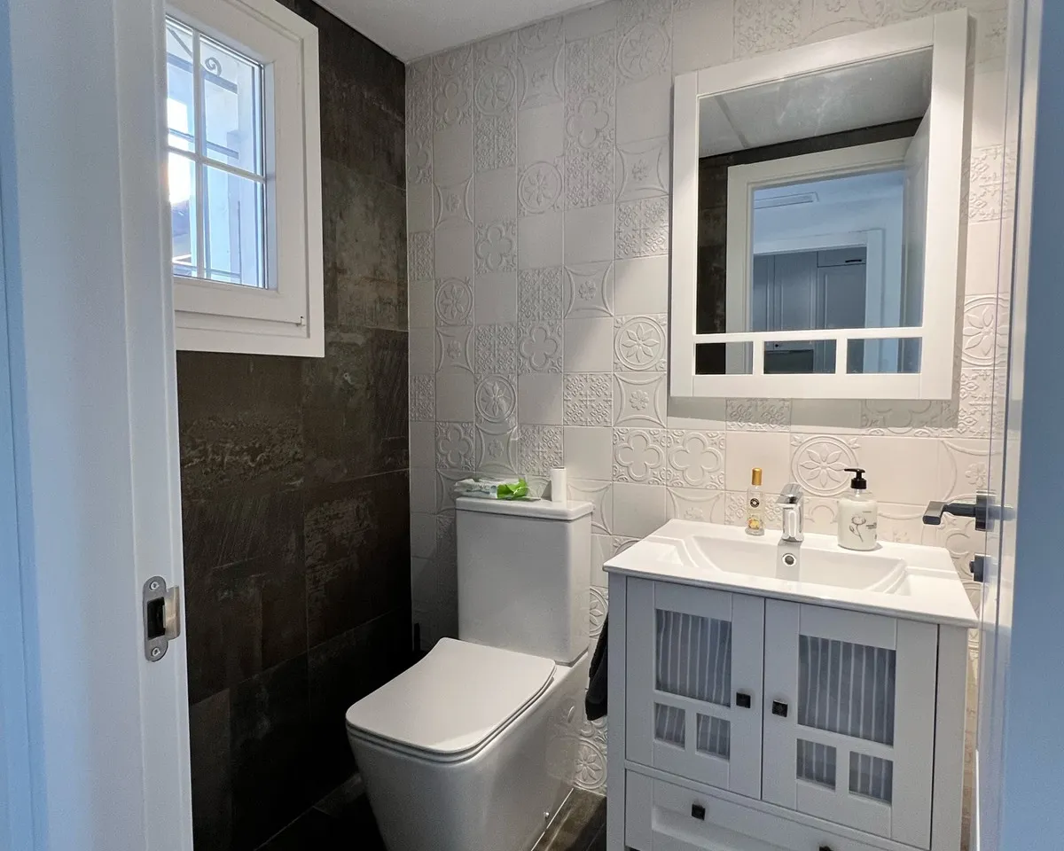 f0dbb12d-dd81-43f0-9b75-a7e240c3f51f