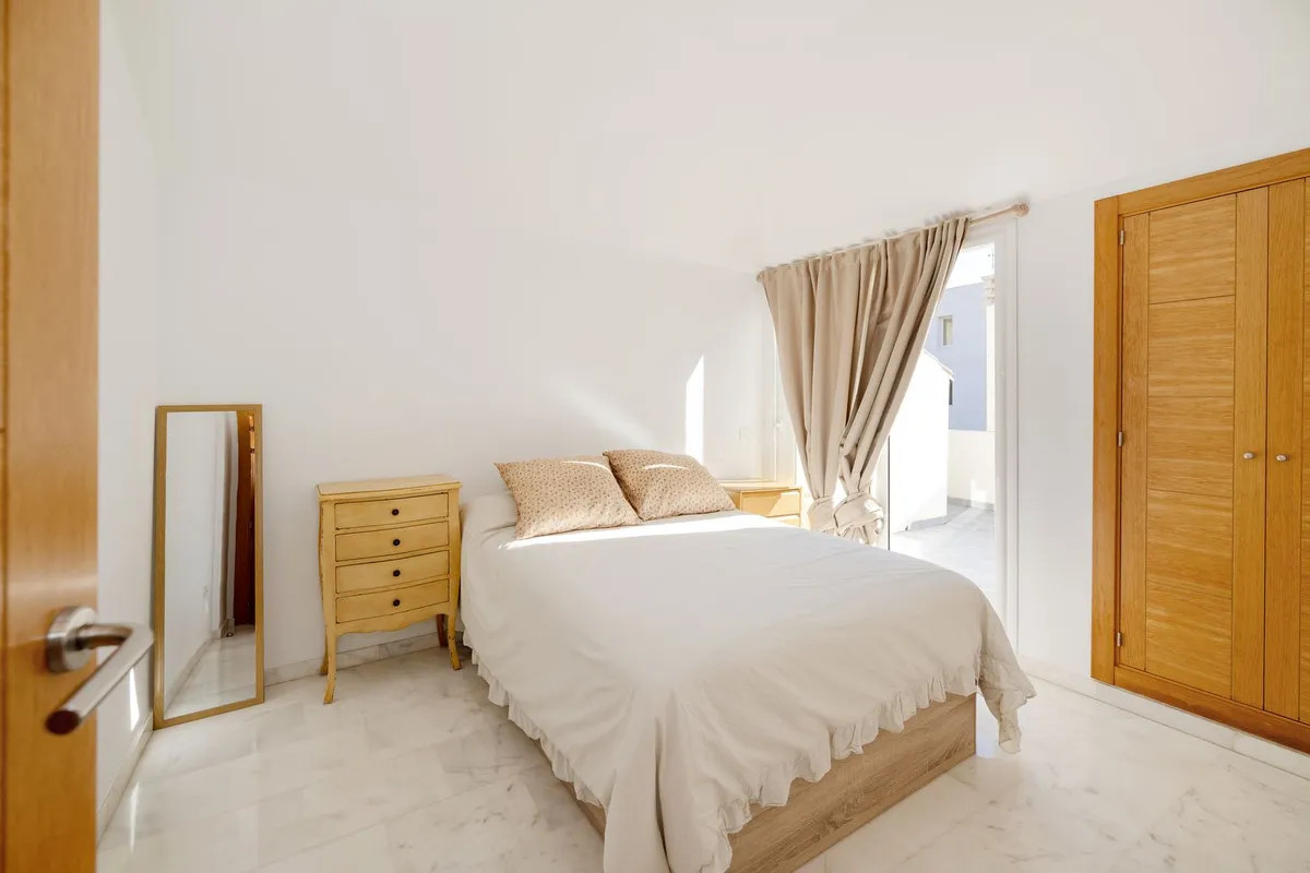 21c23f72-ae5a-45a1-8094-99107a37530c